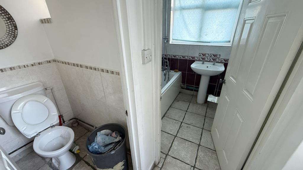 Lot: 147 - HOUSE IN NEED OF IMPROVEMENT WITH RENTAL POTENTIAL - Internal image of ground floor bathroom